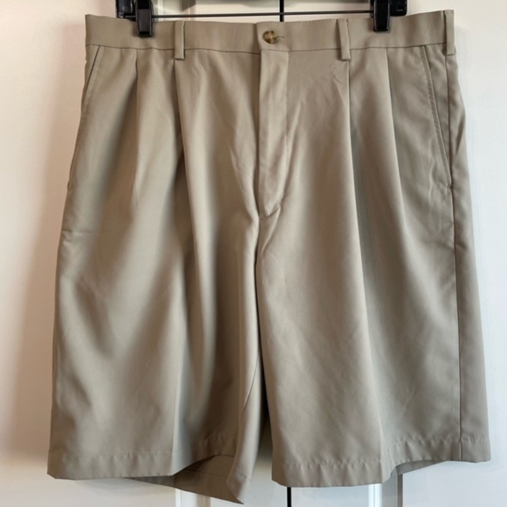 Men’s pro tour golf shorts from Belks. Size 36.